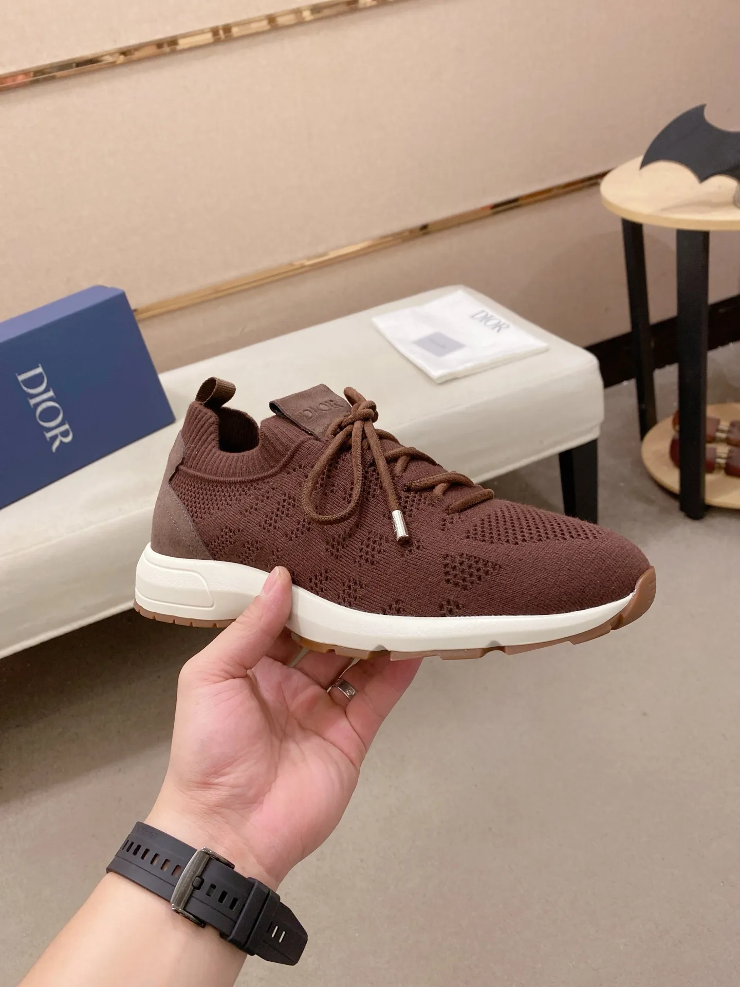 Factory price: 420💰Dior's latest men's fashion sneakers. This item draws inspiration from retro jogging shoes. Featuring a thick, low-top design, it features a mesh fabric upper and an ultra-light rubber foam sole. The side is decorated with an embossed "Di~r" logo. Code number: 39-44 (order 38, 45, 46)